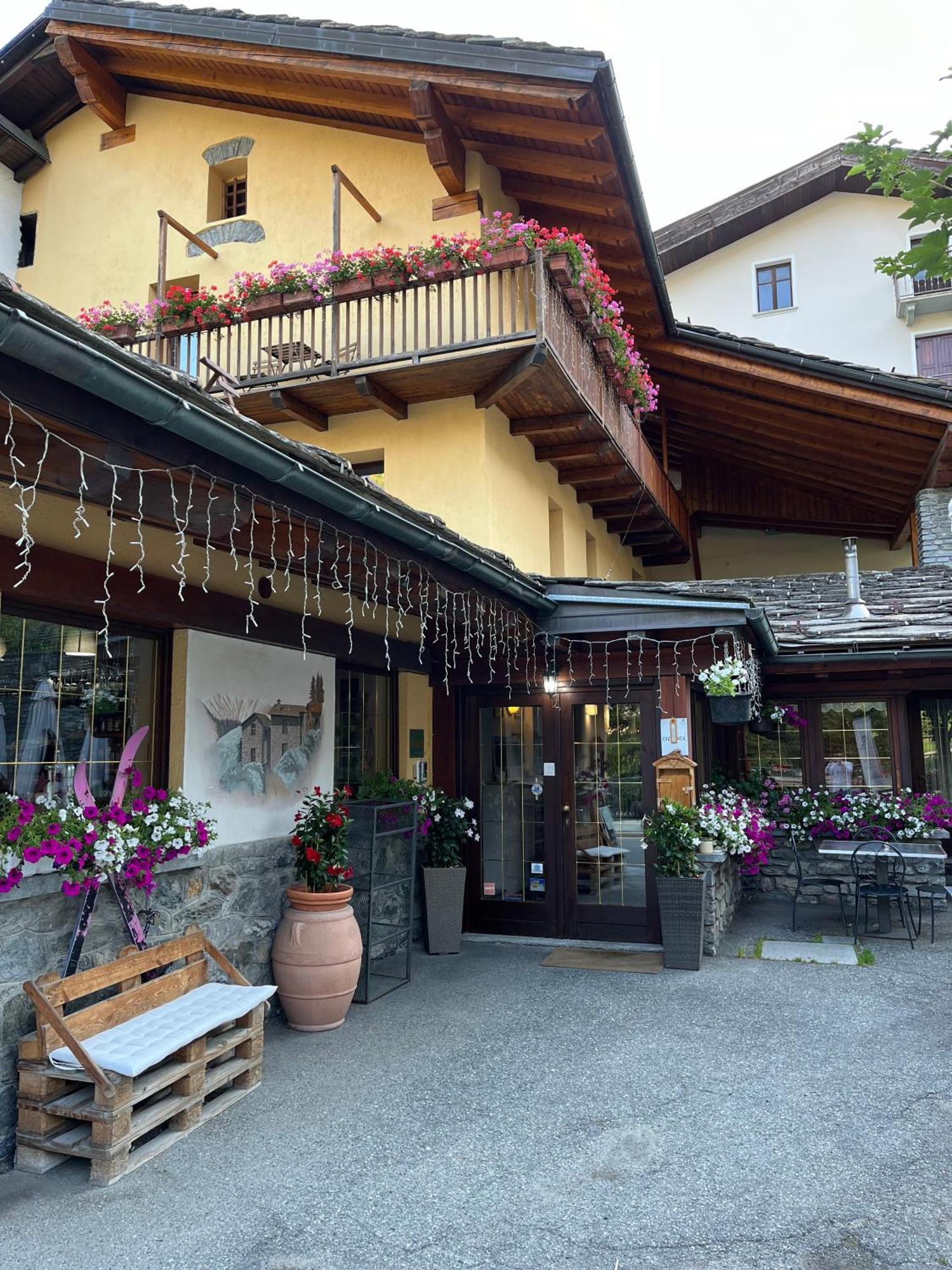 Hotel Coeur Du Village La Thuile Exterior foto
